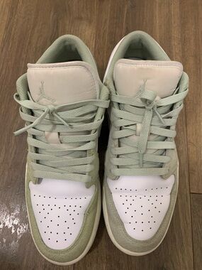 Nike Air Jordan  Men's Low-Top Sneakers in Pale Green size 9.5